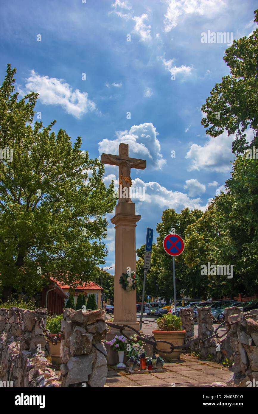 Nitra, Slovacchia - 06.14.2022: Calvario nella città di Nitra con la collina di Zobor, Repubblica slovacca. Luogo religioso. Patrimonio culturale. Sulla strada per l'hil Foto Stock