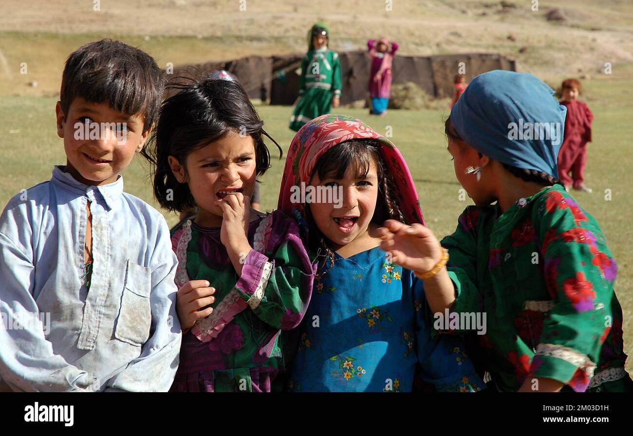 Un piccolo villaggio tra Chaghcharan e il Minareto di Jam, Provincia di Ghor, Afghanistan: Un gruppo di bambini afghani sono fotografati in un campo. Foto Stock