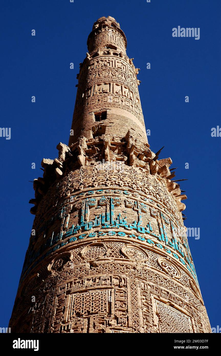 Minareto di Jam, Provincia di Ghor in Afghanistan. Vista dal basso del Minareto di confettura che mostra dettagli della decorazione geometrica. Foto Stock