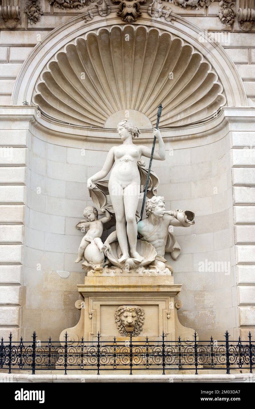 Statua sulla facciata di Palazzo del Lloyd Triestino, Piazza unita d'Italia, Trieste, Regione Friuli Venezia Giulia, Italia Foto Stock