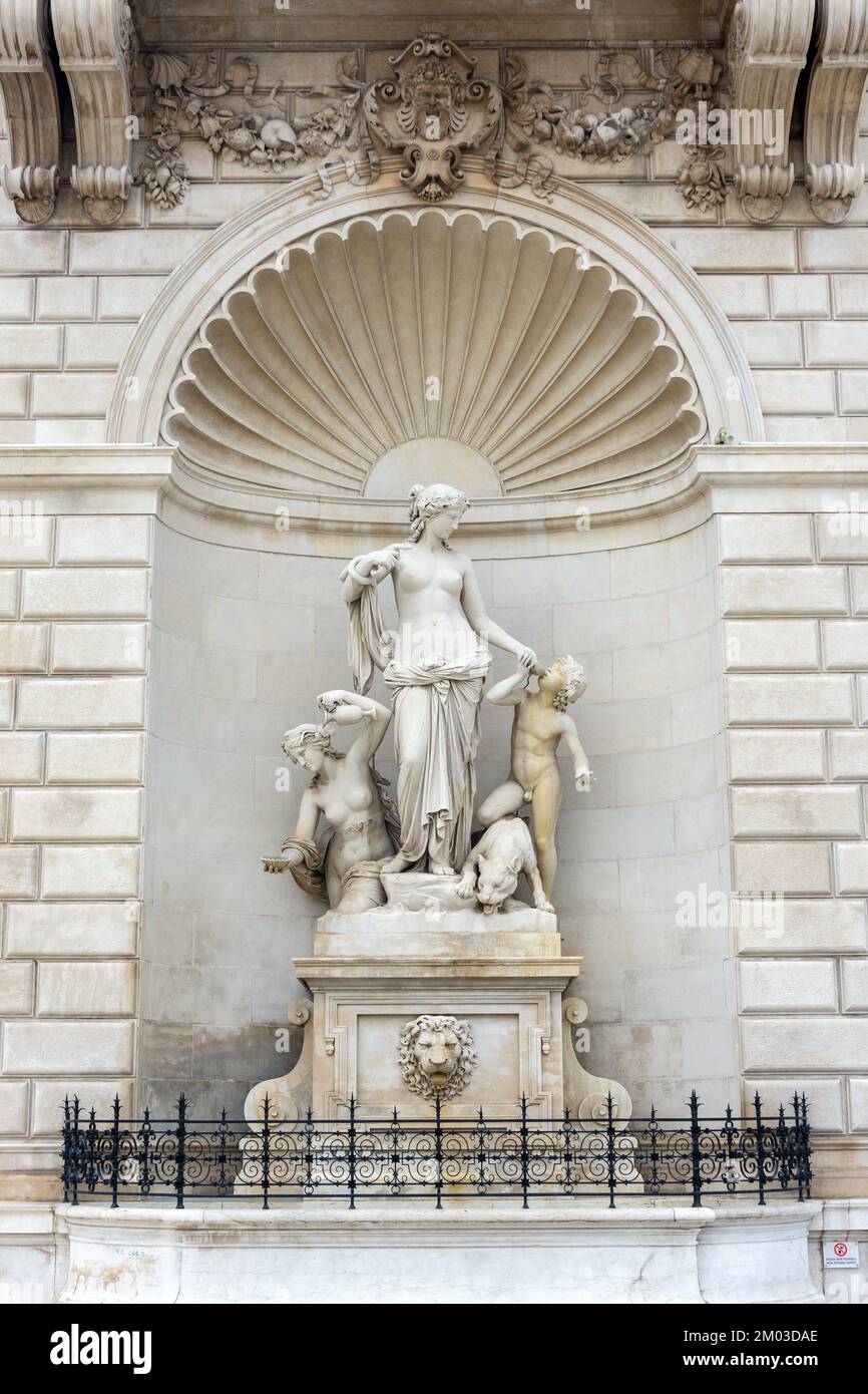 Statua sulla facciata di Palazzo del Lloyd Triestino, Piazza unita d'Italia, Trieste, Regione Friuli Venezia Giulia, Italia Foto Stock
