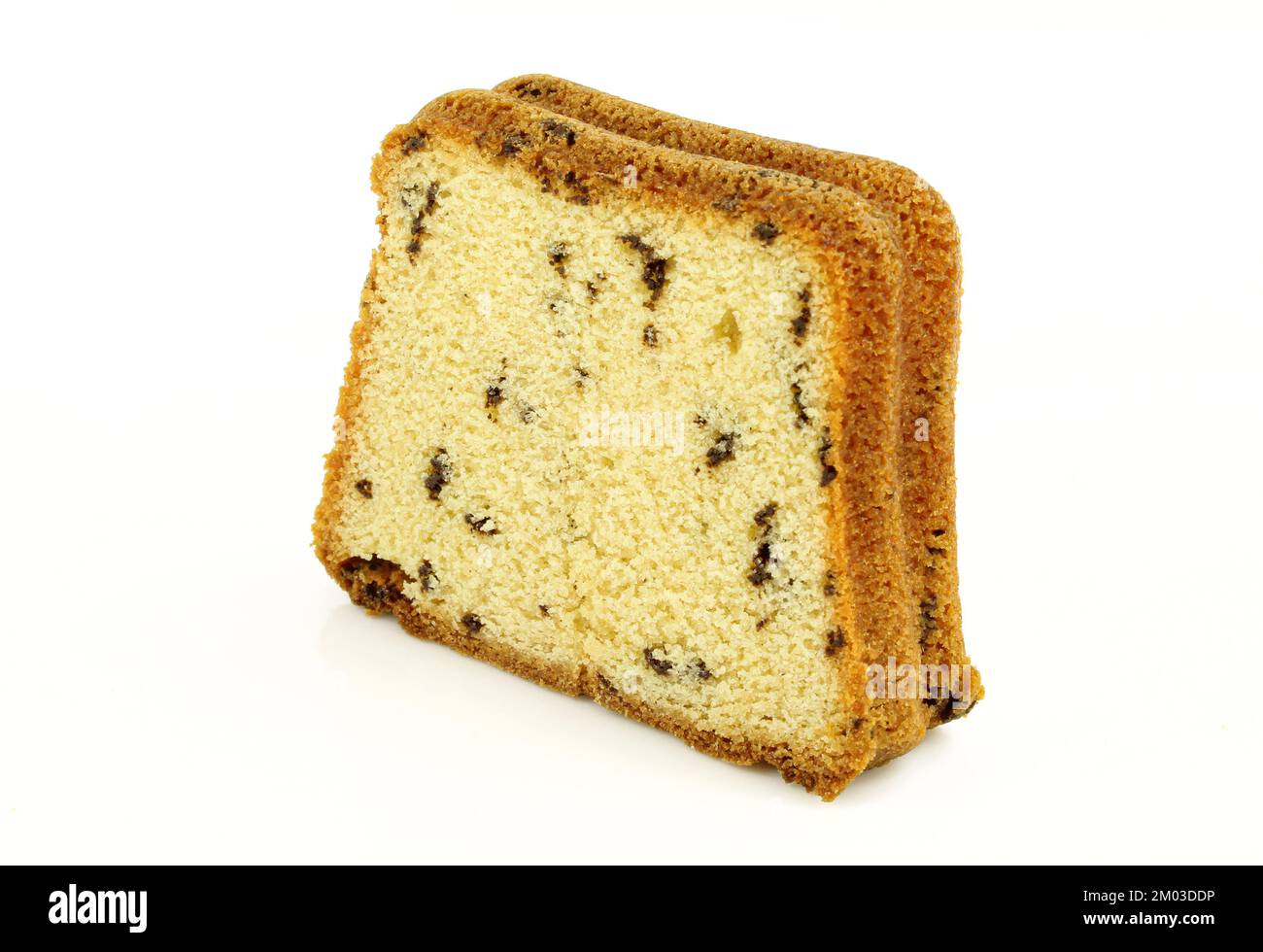 Fetta di torta di kuchen tedesca con chip di cioccolato isolata su fondo bianco. Tessuto spugnoso Foto Stock