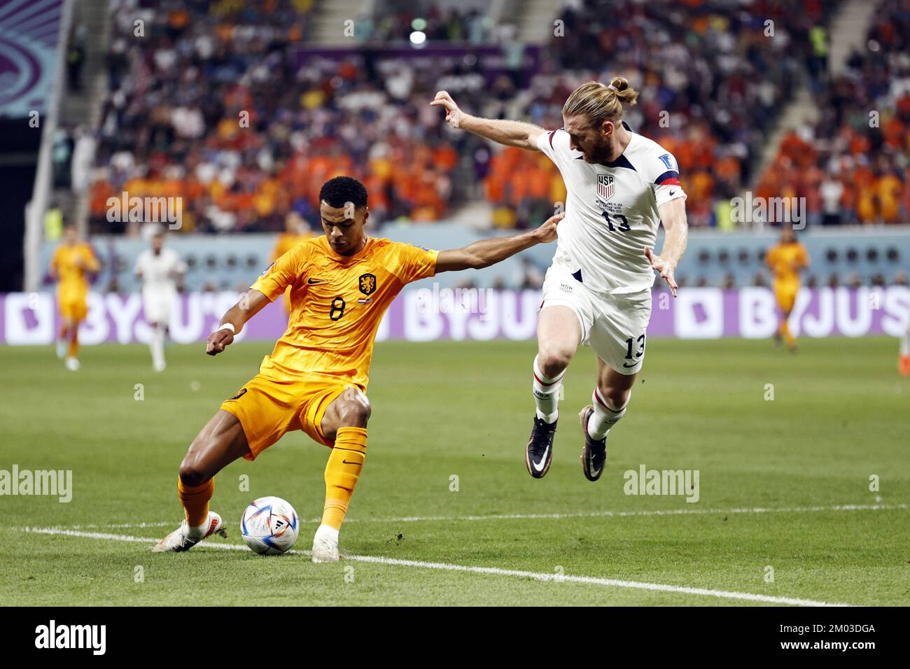 AL-Rayyan, Qatar.. 03rd Dec, 2022. AL-RAYYAN - (l-r) Cody Gakpo of Holland, Tim Ream of United States durante la Coppa del mondo FIFA Qatar 2022 turno di 16 partita tra i Paesi Bassi e gli Stati Uniti allo stadio internazionale Khalifa il 3 dicembre 2022 a al-Rayyan, Qatar. ANP MAURICE VAN STONE Credit: ANP/Alamy Live News Foto Stock