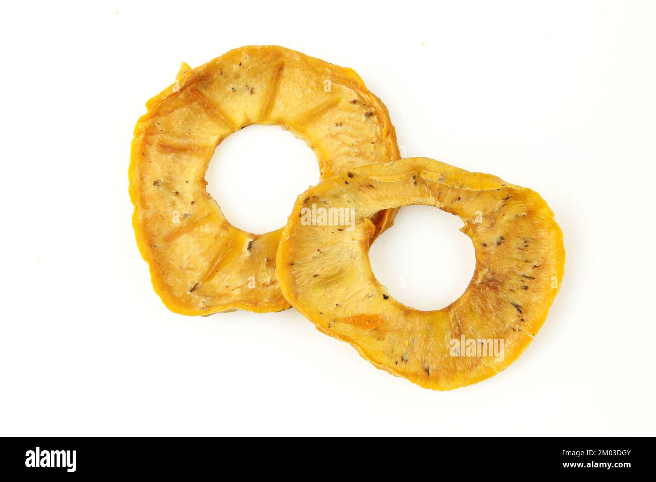 Due fette di mela kaki giapponese secca isolate su fondo bianco Foto Stock