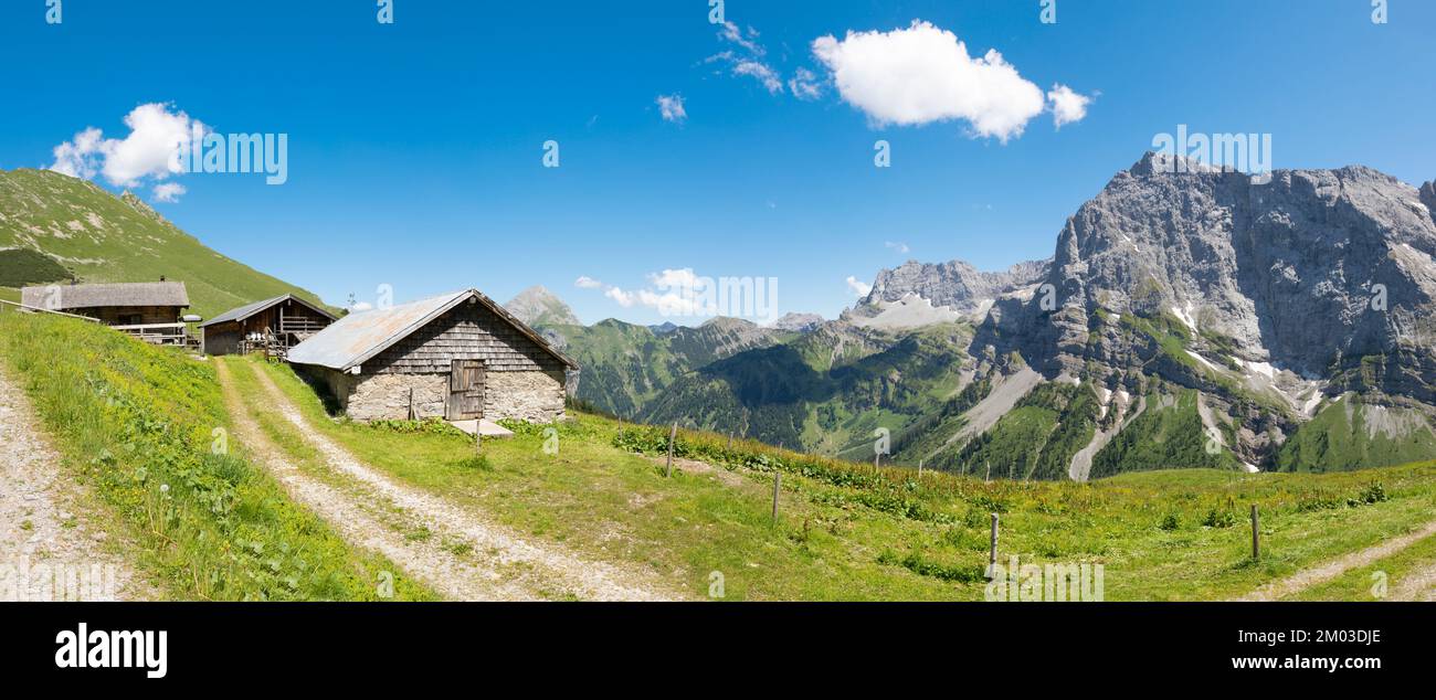 Le pareti nord dei monti Karwendel - Hahnkampl e Lamsen spitze cime (a destra) e chalet sopra la valle di Enger. Foto Stock