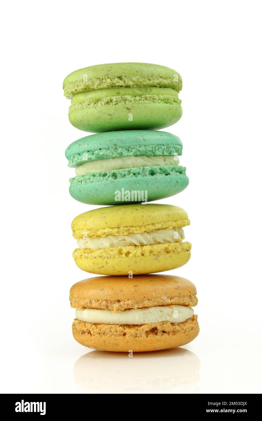 Macaron colorati impilati isolati su sfondo bianco. Gustosi macaron francesi Foto Stock