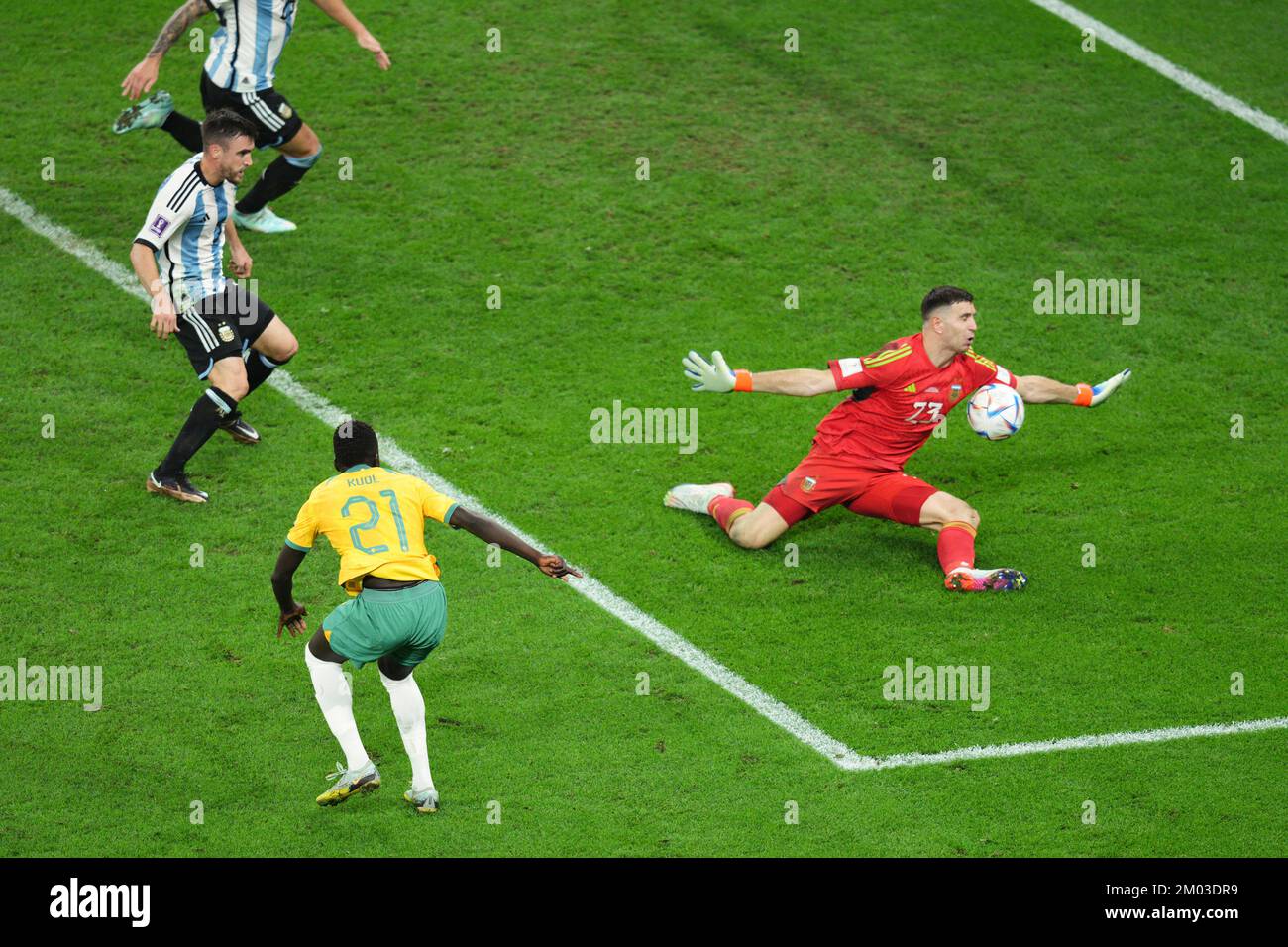 Al Rayyan, Qatar. 3rd Dec, 2022. Emiliano Martinez (1st R), portiere dell'Argentina, salva un colpo di Garang Kuol (2nd R) dell'Australia durante la partita del turno di 16 alla Coppa del mondo FIFA 2022 allo stadio Ahmad Bin Ali di al Rayyan, Qatar, il 3 dicembre 2022. Credit: Xin Yuewei/Xinhua/Alamy Live News Foto Stock