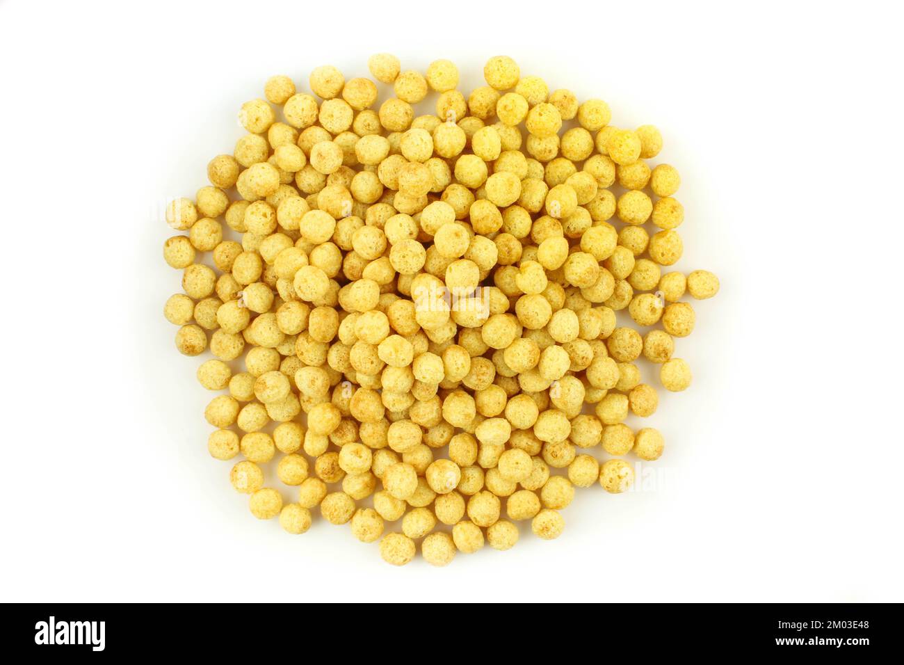 Mucchio di palle di cereali isolato su sfondo bianco. Colazione sana Foto Stock