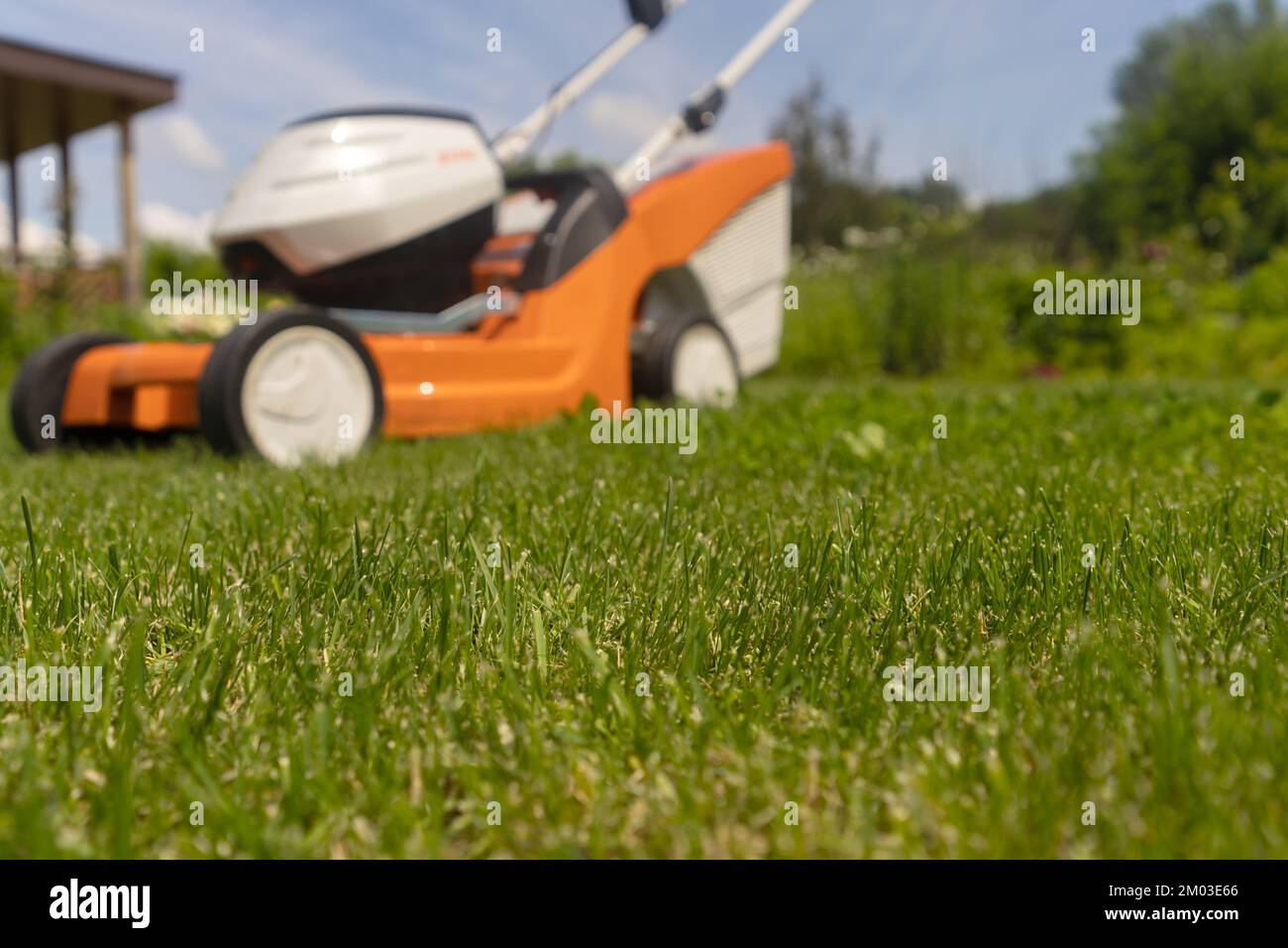 Un rasaerba al prato, nel prato del cortile. Foto Stock