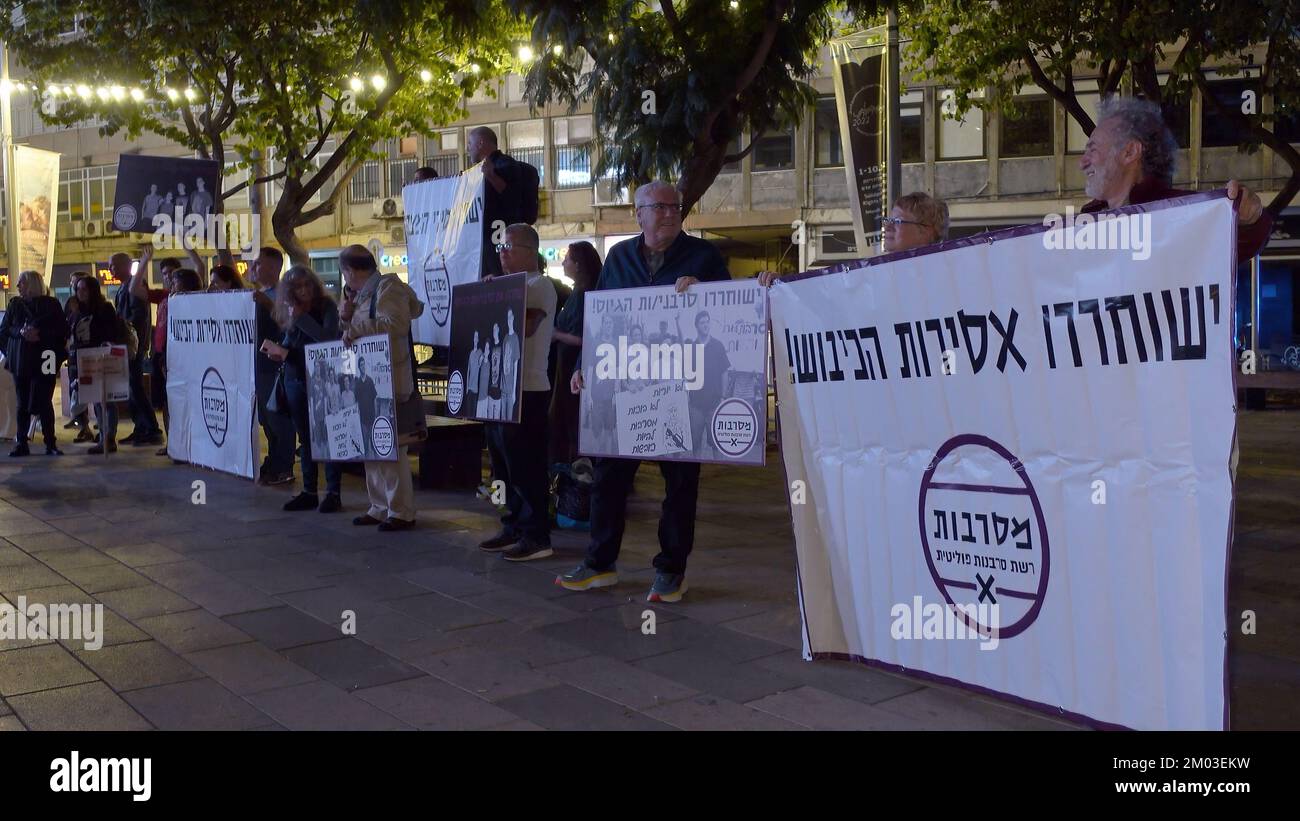 TEL AVIV, ISRAELE - 3 DICEMBRE: Gli attivisti della pace hanno dei segni a sostegno di giovani obiettori di coscienza israeliani, attualmente imprigionati in una prigione militare perché si rifiutano di arruolarsi nell'esercito durante un raduno che chiede la loro liberazione il 3 dicembre 2022 a Tel Aviv, Israele. La coscrizione militare è obbligatoria per i giovani israeliani, e il rifiuto o l’evasione di arruolarsi senza l’approvazione dell’esercito è un reato punibile. Gli obiettori coscienziosi trascorrono spesso mesi in prigione militare per diversi periodi consecutivi, finché l'esercito non decide di scaricarli. Credit: Eddie Gerald/Alamy Live News Foto Stock