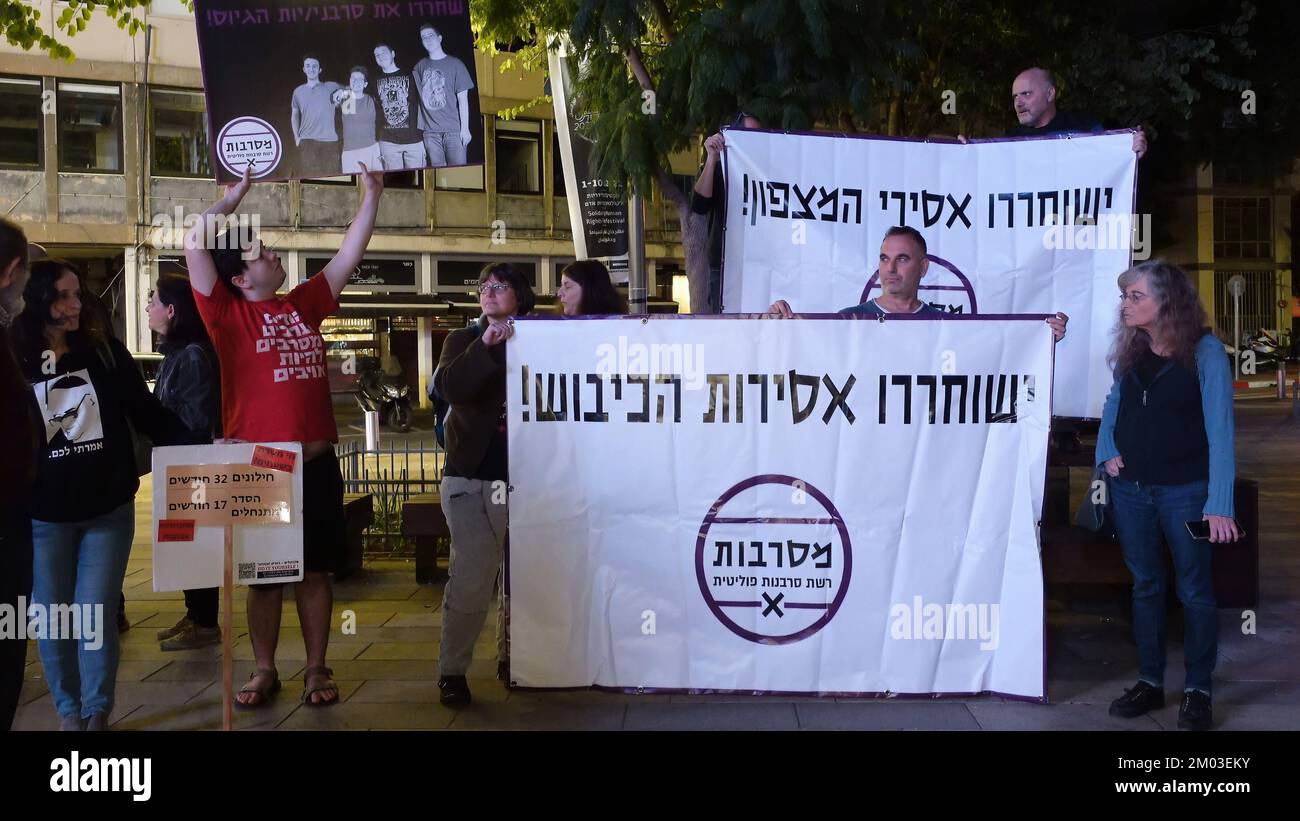 TEL AVIV, ISRAELE - 3 DICEMBRE: Gli attivisti della pace hanno dei segni a sostegno di giovani obiettori di coscienza israeliani, attualmente imprigionati in una prigione militare perché si rifiutano di arruolarsi nell'esercito durante un raduno che chiede la loro liberazione il 3 dicembre 2022 a Tel Aviv, Israele. La coscrizione militare è obbligatoria per i giovani israeliani, e il rifiuto o l’evasione di arruolarsi senza l’approvazione dell’esercito è un reato punibile. Gli obiettori coscienziosi trascorrono spesso mesi in prigione militare per diversi periodi consecutivi, finché l'esercito non decide di scaricarli. Credit: Eddie Gerald/Alamy Live News Foto Stock