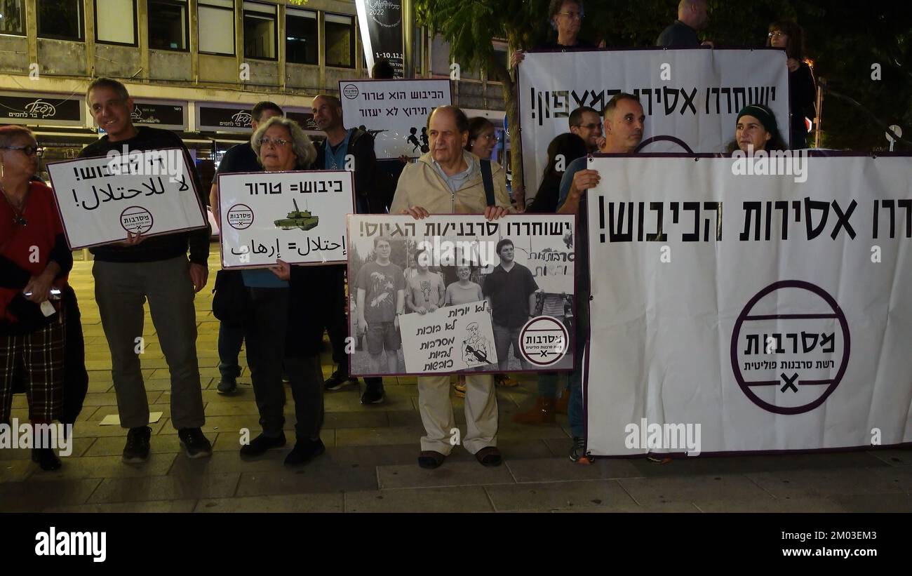 TEL AVIV, ISRAELE - 3 DICEMBRE: Gli attivisti della pace hanno dei segni a sostegno di giovani obiettori di coscienza israeliani, attualmente imprigionati in una prigione militare perché si rifiutano di arruolarsi nell'esercito durante un raduno che chiede la loro liberazione il 3 dicembre 2022 a Tel Aviv, Israele. La coscrizione militare è obbligatoria per i giovani israeliani, e il rifiuto o l’evasione di arruolarsi senza l’approvazione dell’esercito è un reato punibile. Gli obiettori coscienziosi trascorrono spesso mesi in prigione militare per diversi periodi consecutivi, finché l'esercito non decide di scaricarli. Credit: Eddie Gerald/Alamy Live News Foto Stock