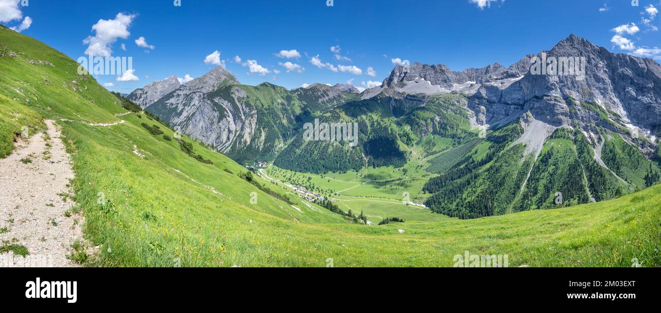 Le pareti nord dei monti Karwendel - Hahnkampl e Lamsen spitze picchi (a destra) e Enger alto - Grosser Ahornboden vicolo. Foto Stock