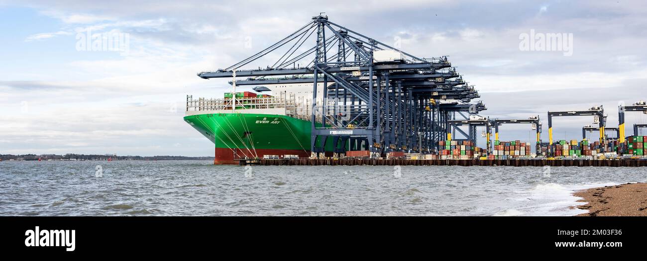 Felixstowe Regno Unito 22, novembre 2022 nave container nel porto industriale in import export business globale logistica e trasporti in tutto il mondo, Foto Stock