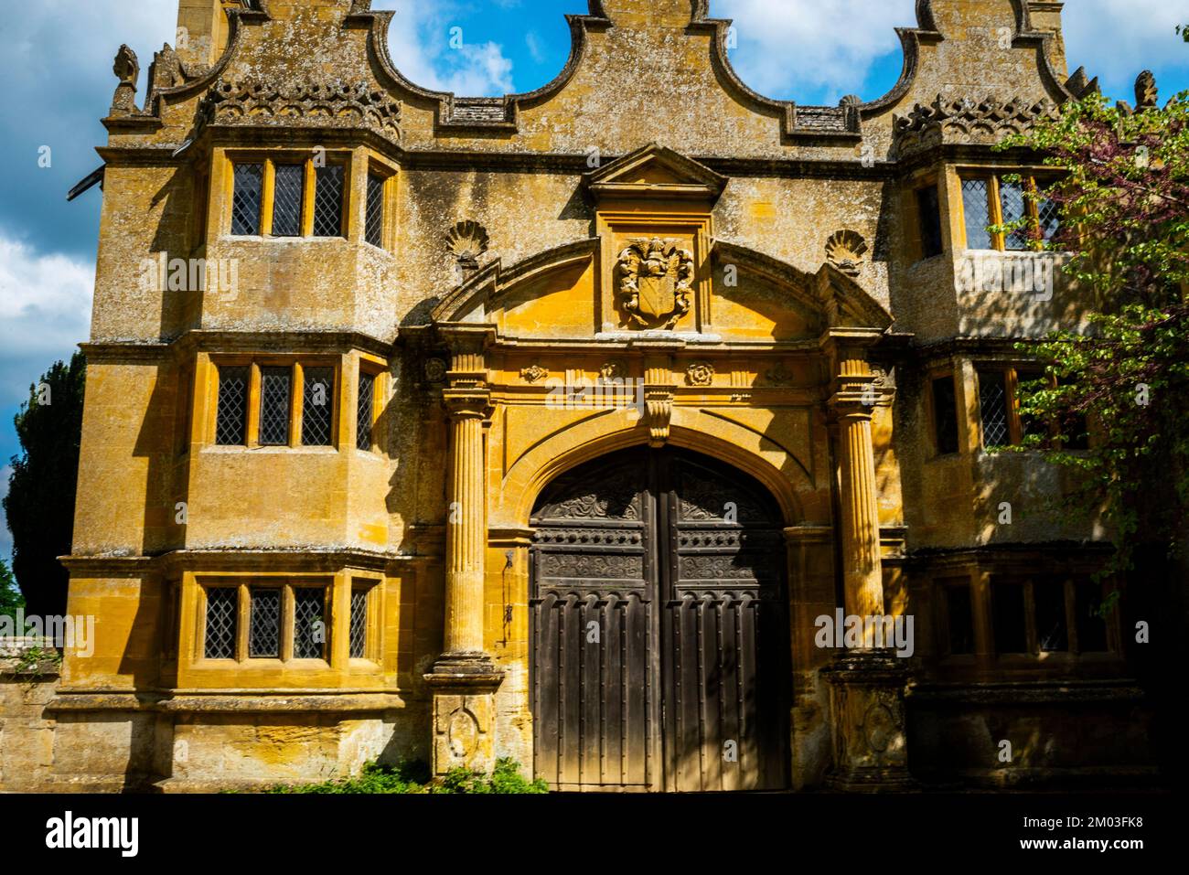 Jacobean Manor Gatehouse alla Stanway House, Cotswolds District, Stanton, Inghilterra. Foto Stock