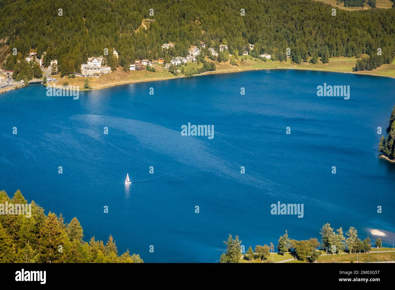 Navigazione sul lago di St Moritz, vista sull'Engadina, Graubunden, Svizzera Foto Stock