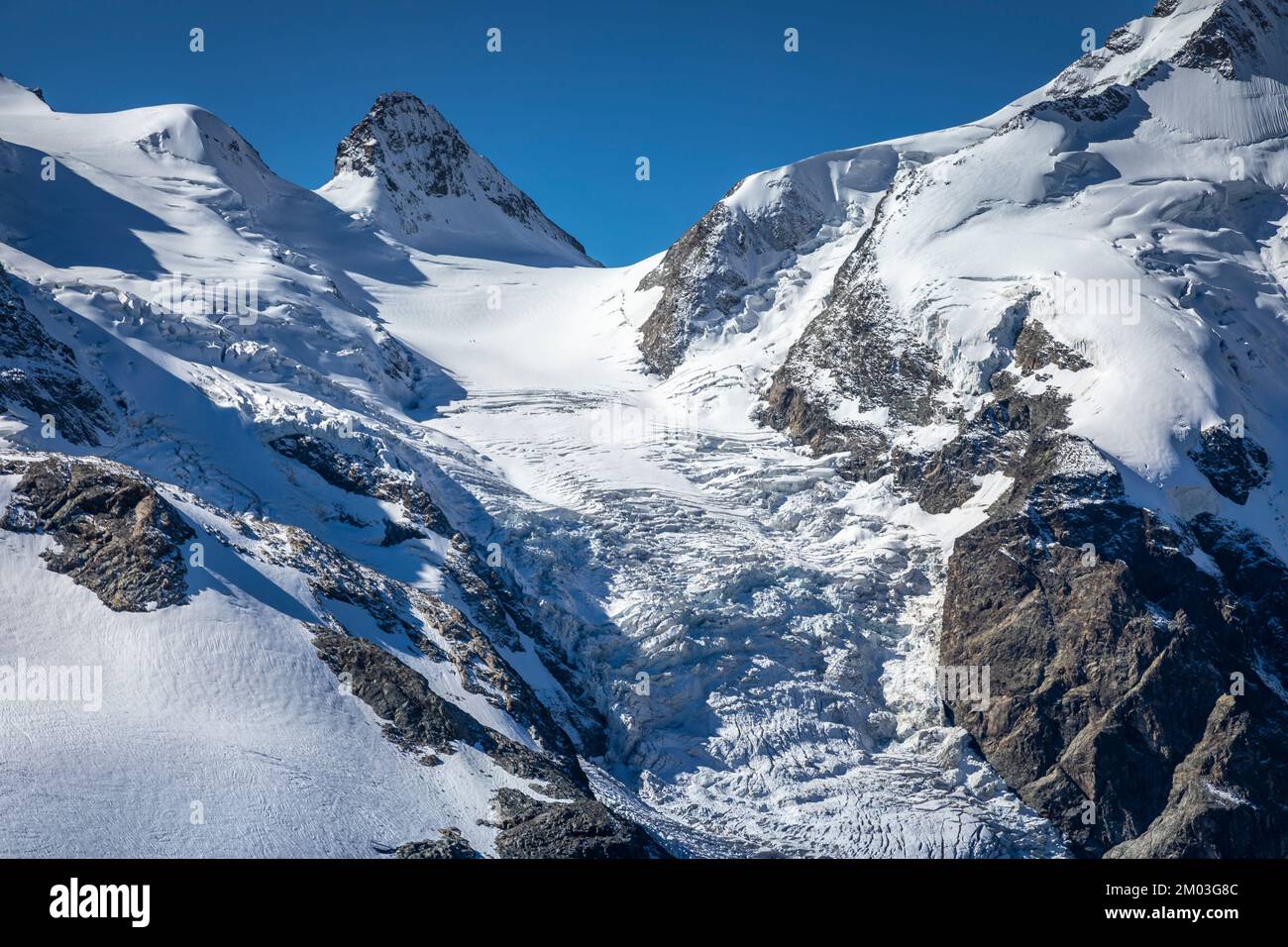 La catena montuosa del Bernina e del Palu con ghiacciai nelle Alpi, in Engadina, in Svizzera Foto Stock