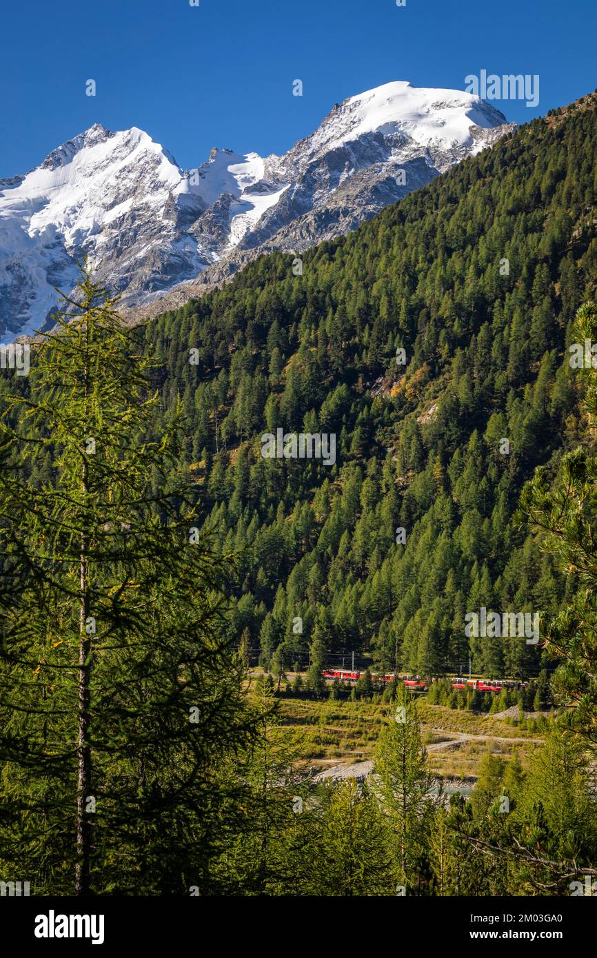 La catena montuosa del Bernina e del Palu con ghiacciai nelle Alpi, in Engadina, in Svizzera Foto Stock
