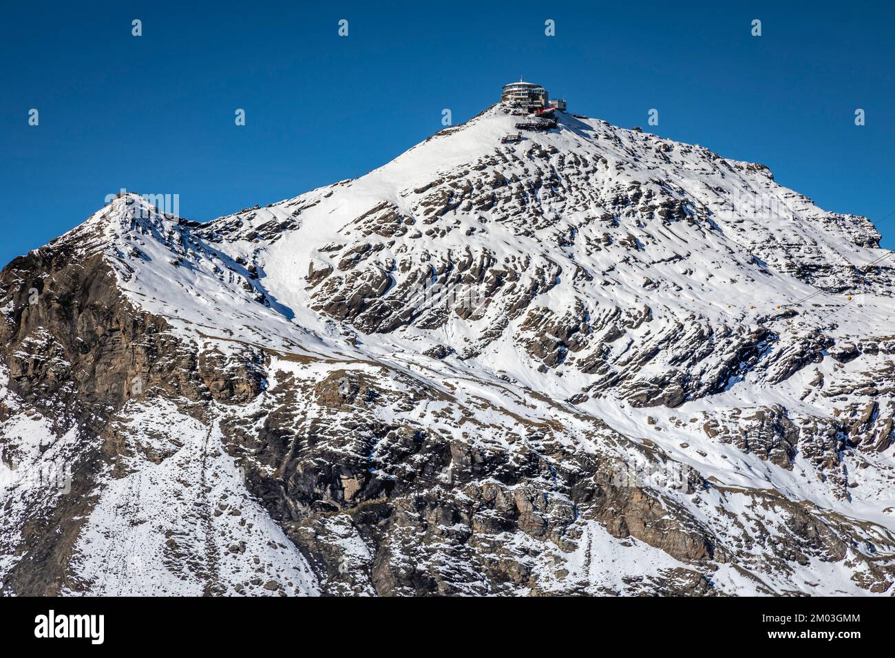 Cima dello Schilthorn e vista sulle alpi svizzere bernesi, Svizzera Foto Stock