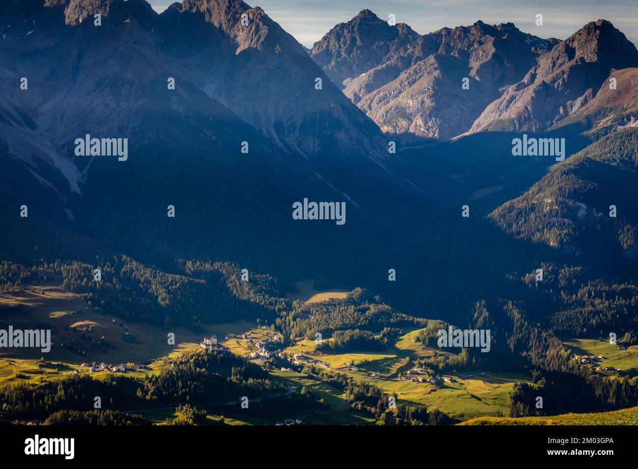 Sopra l'idilliaco villaggio di Scuol Tarasp, Engadina, Alpi Svizzere, Svizzera Foto Stock