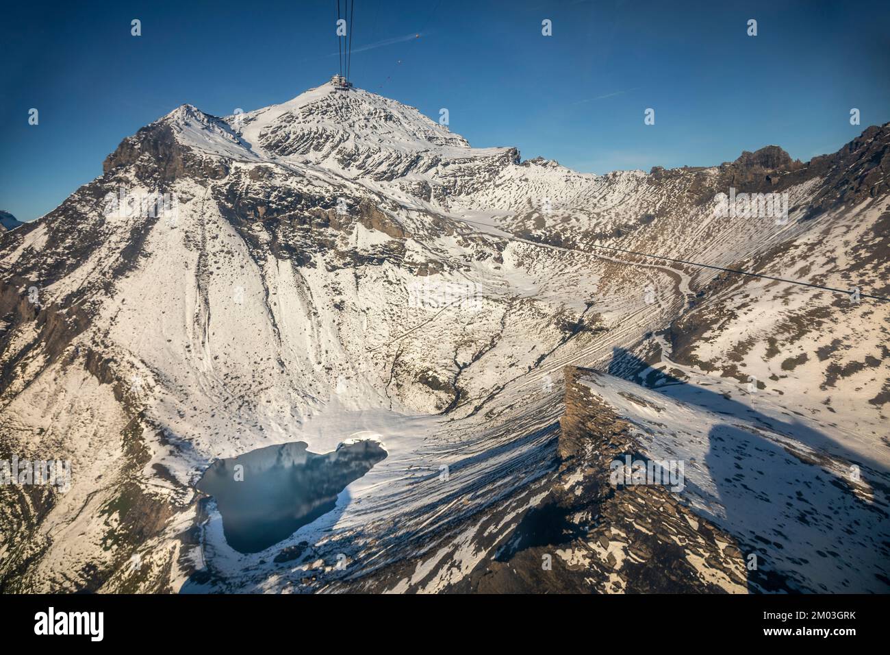 Cima dello Schilthorn e vista sulle alpi svizzere bernesi, Svizzera Foto Stock