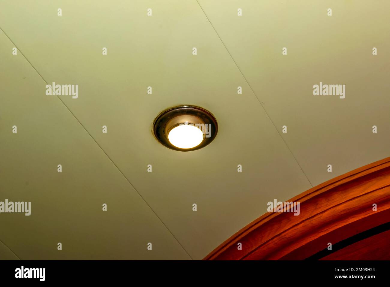 La lampada da soffitto si accende. Superficie rotonda della lampada. Primo piano. Foto Stock
