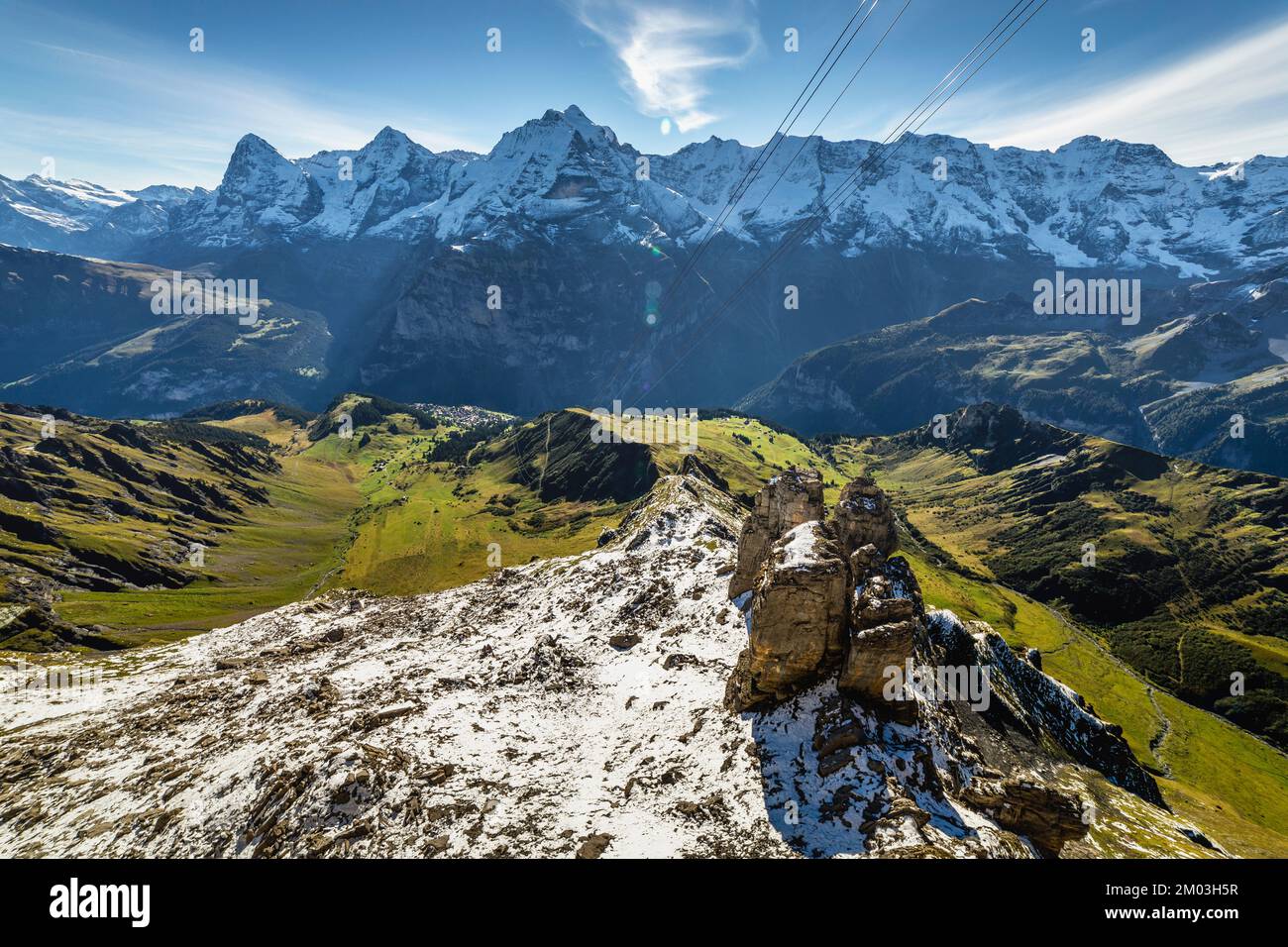 Cima dello Schilthorn e vista sulle alpi svizzere bernesi, Svizzera Foto Stock