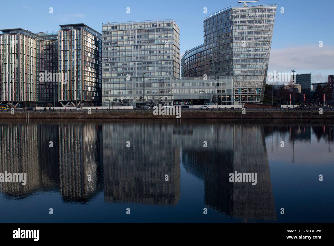 Nuovi edifici residenziali e uffici che si riflettono nell'acqua, il lungomare del Royal Albert Dock, Liverpool Liverpool Docks UK Foto Stock