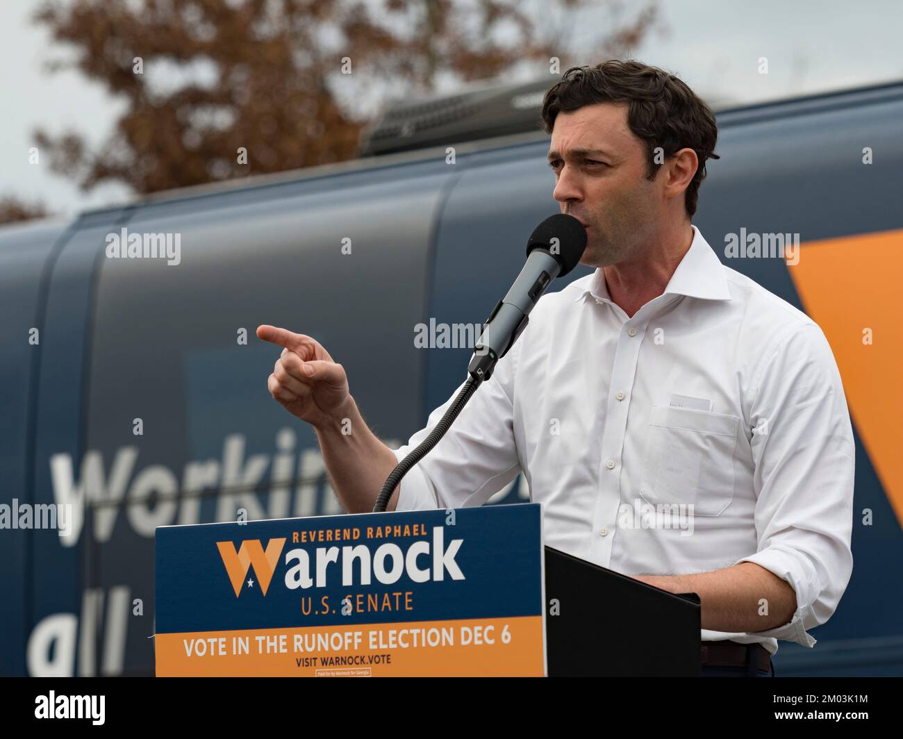 Hephzibah, Georgia, Stati Uniti. 3rd Dec, 2022. Il senatore Joh Ossoff è entrato a far parte del Rev. Raphael Warnock in un raduno per incoraggiare i georgiani a votare e mantenere in carica entrambi gli attuali senatori georgiani. (Credit Image: © sue Dorfman/ZUMA Press Wire) Credit: ZUMA Press, Inc./Alamy Live News Foto Stock