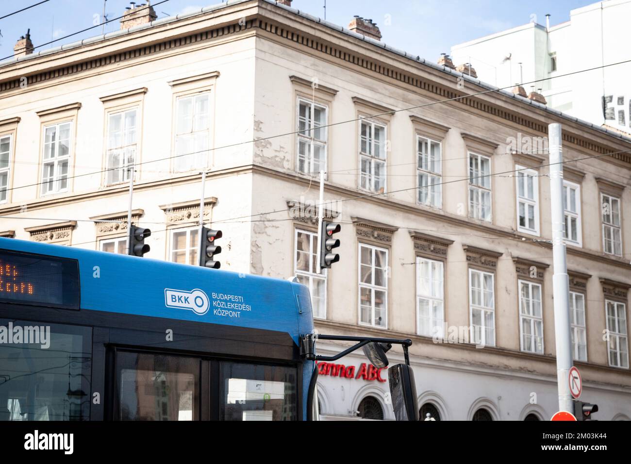 Immagine di un logo di BKK Budapest su un autobus di Budapest. Il Budapesti Közlekedési Központ, ufficialmente Budapesti Közlekedési Központ Zrt., è il più grande Foto Stock