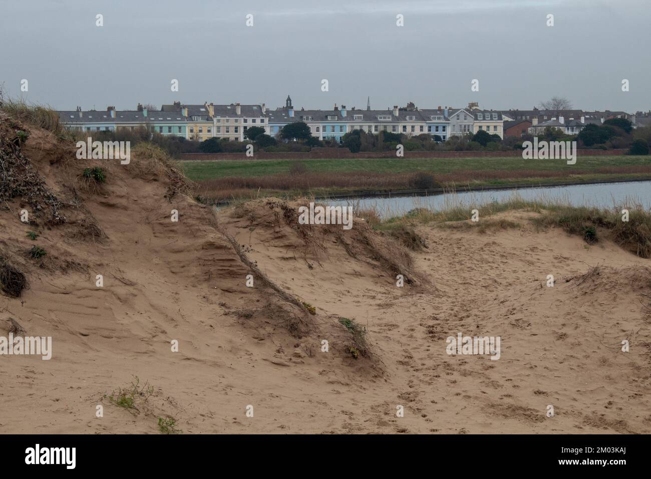 Le dune di sabbia vicino a Crosby Beach guardando indietro verso Marine Terrace, Waterloo, Merseyside Inghilterra UK Foto Stock