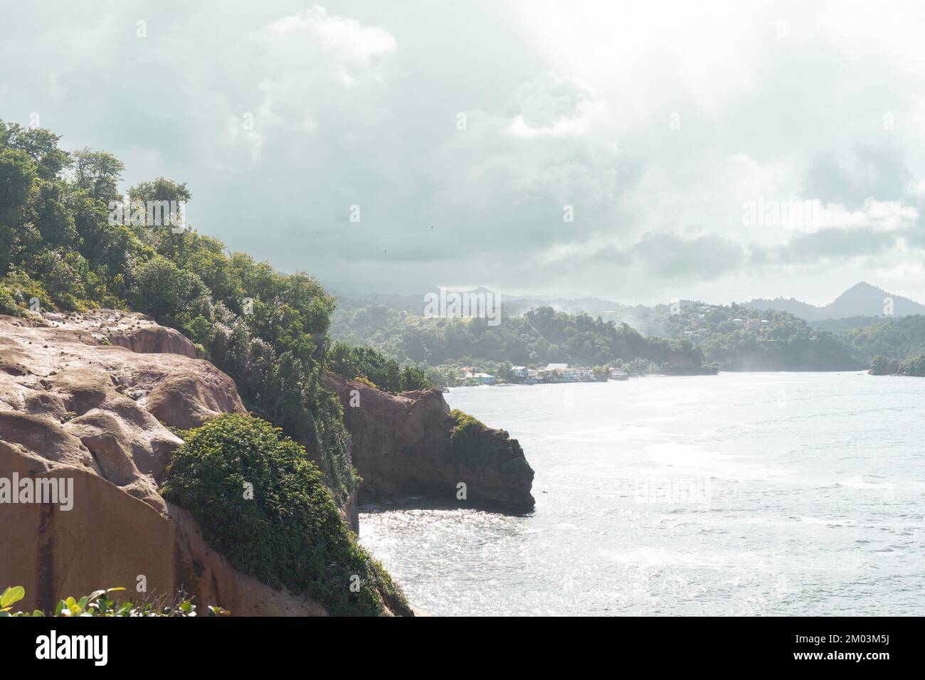 Rocce rosse a Pointe Baptiste a Calibishie, isola caraibica di Dominica Foto Stock