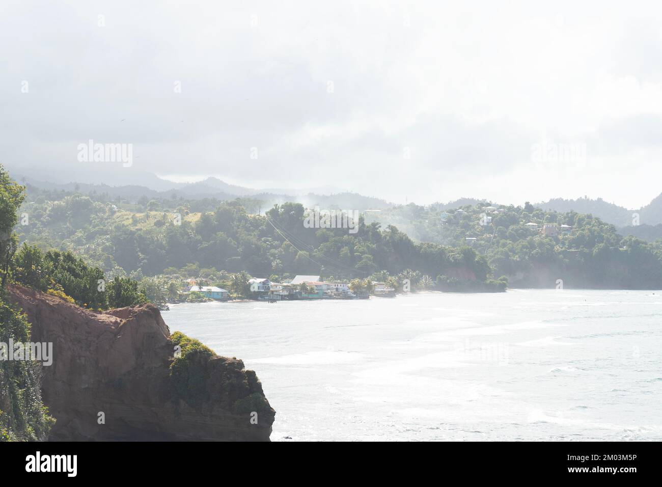 Rocce rosse a Pointe Baptiste a Calibishie, isola caraibica di Dominica Foto Stock
