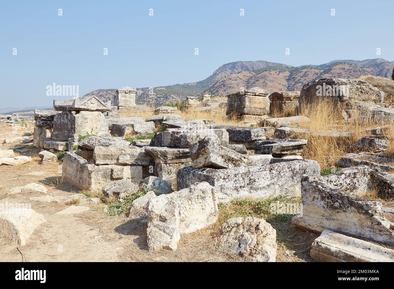 L'enorme necropoli di Hierapolis sopra Pamukkale Foto Stock