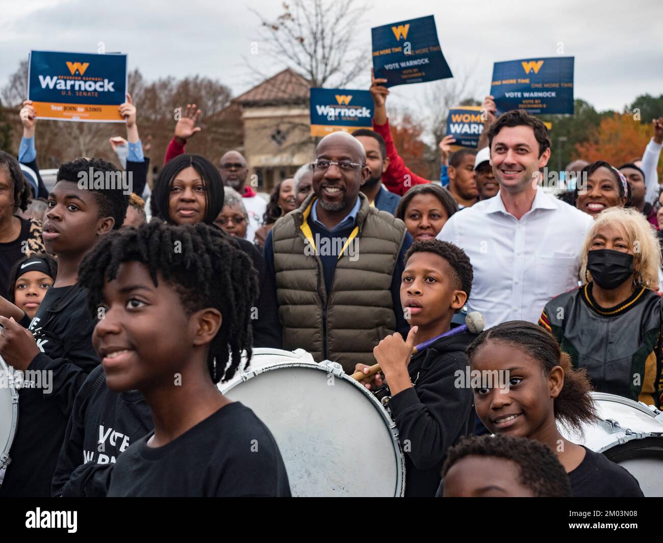 Hephzibah, Georgia, Stati Uniti. 3rd Dec, 2022. I senatori della Georgia, sulla destra JON OSSOFF, 35, e RAPHAEL WARNOCK, 53, si trovano insieme per una foto di gruppo dopo un raduno che esorta i georgiani a votare ancora una volta per mantenere il Rev. Warnock in carica. Raphael Gamaliel Warnock è un ministro e politico americano che funge da senatore americano della Georgia dal 2021. Warnock assunse l'incarico il 20 gennaio 2021. Dal 2005, Warnock è stato il pastore maggiore della Chiesa Battista Ebenezer di Atlanta. Thomas Jonathan Ossoff è il senatore più anziano degli Stati Uniti dalla Georgia dal 2021. Ossoff era precedentemente Foto Stock