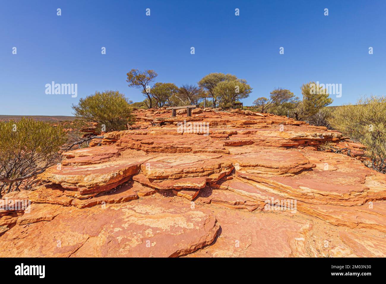 Sentiero Nature Window Walk Trail sulla formazione di rocce arenaria a strati nel Parco Nazionale di Kalbarri, Australia. Foto Stock