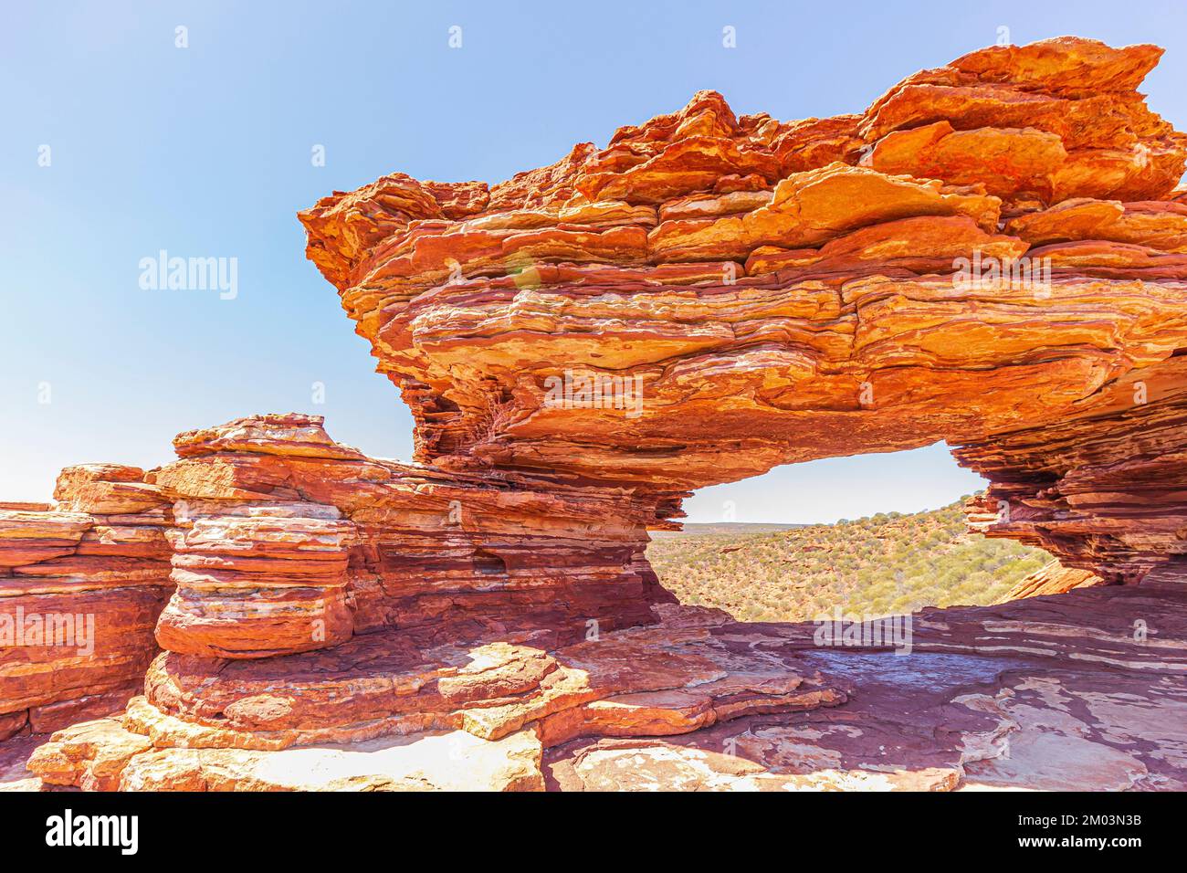 Un'iconica formazione naturalistica chiamata la finestra natura, che è un'apertura erosa del vento nella pietra arenaria stratificata del Parco Nazionale di Kalbarri, Australia. Foto Stock