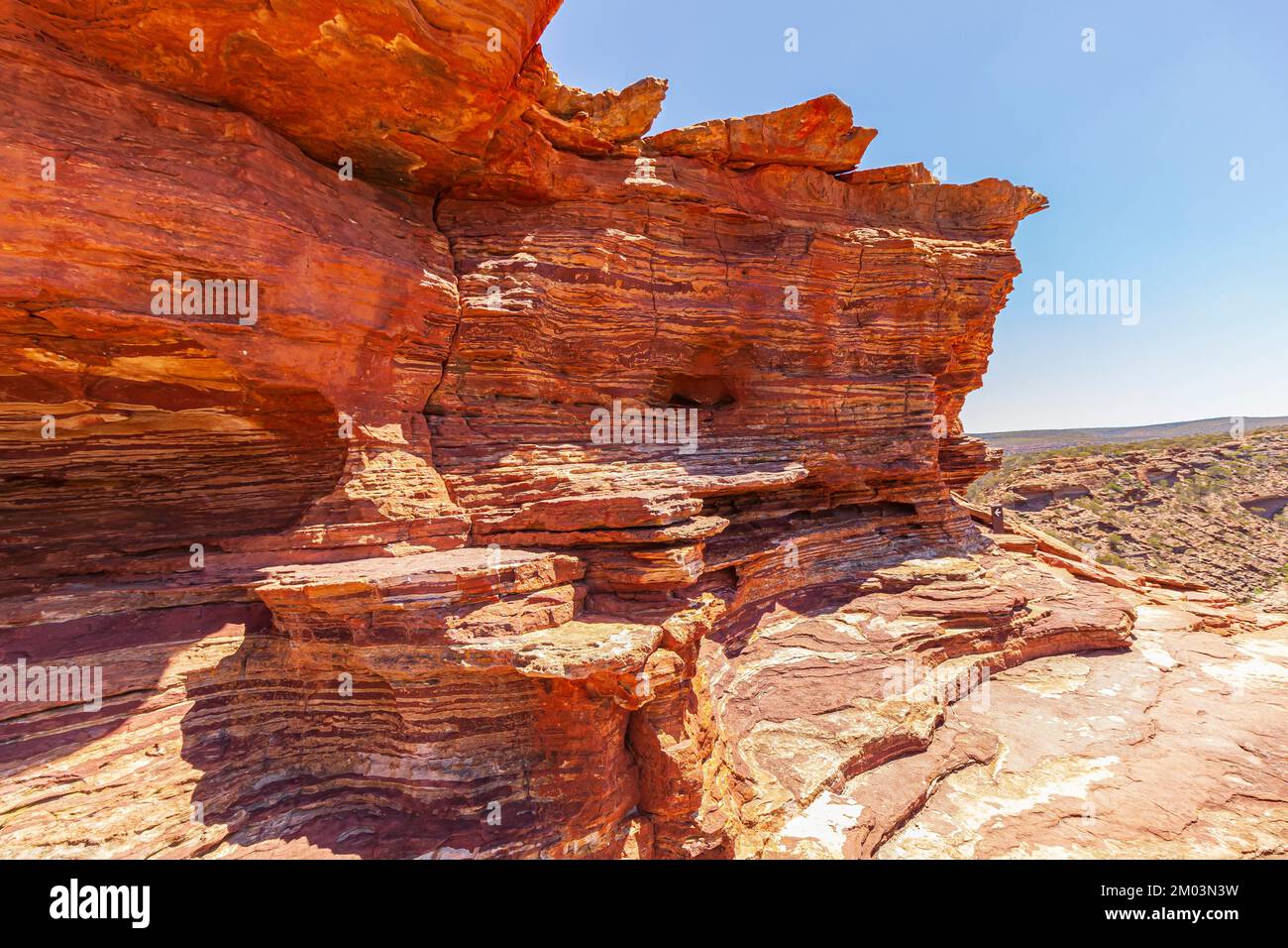 Formazione a strati di roccia arenaria presso il Nature Window Walk Trail nel Parco Nazionale di Kalbarri, Australia. Foto Stock