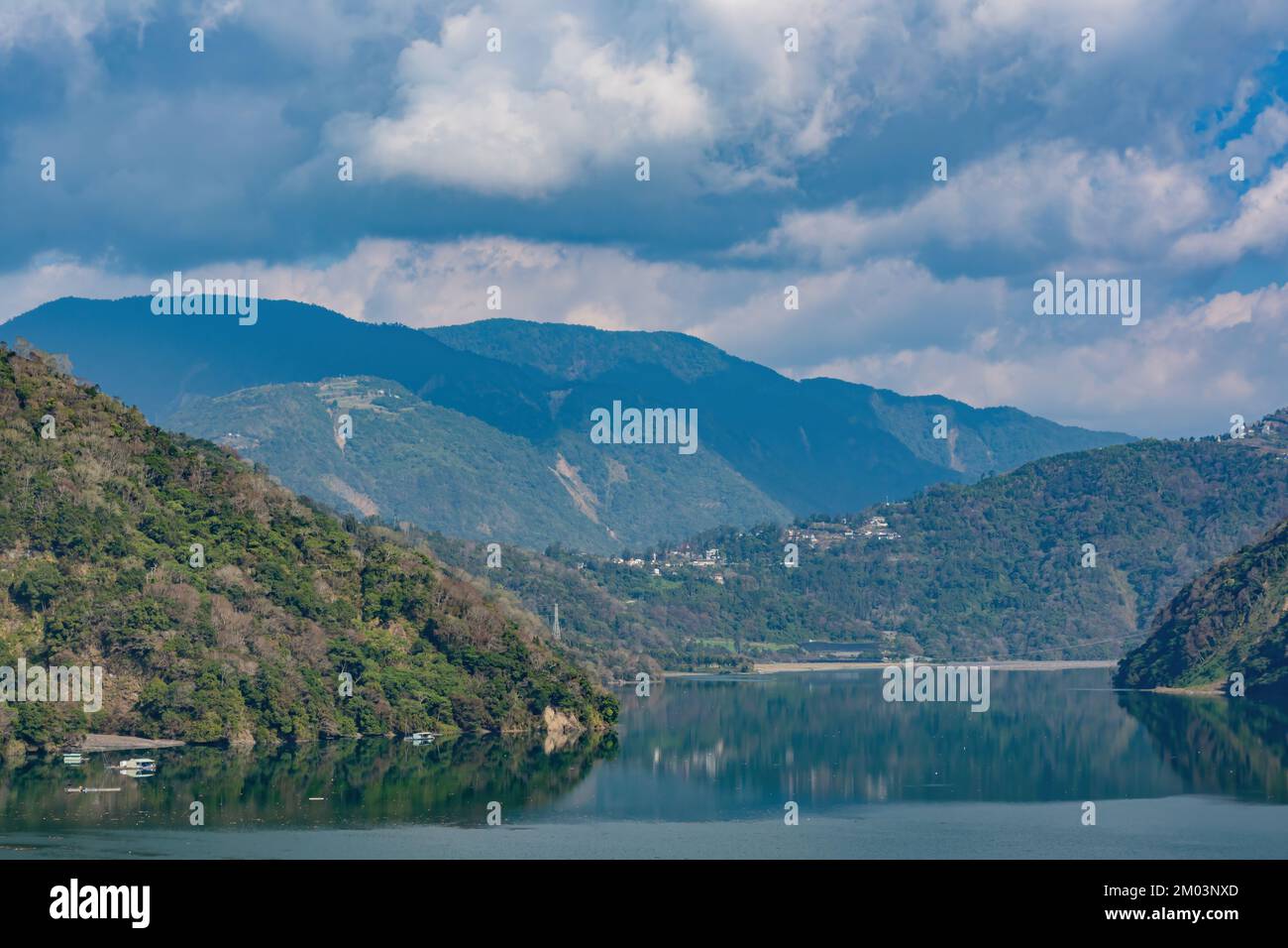 Vista soleggiata del lago artificiale di Wushe a Nantou, Taiwan Foto Stock