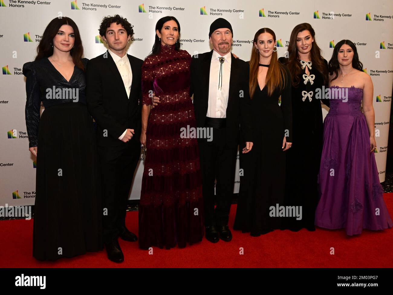 Washington DC, Stati Uniti. 03rd Dec, 2022. The Edge, sua moglie, Morleigh Steinberg, e i suoi figli arrivano per la cena formale dell'artista in onore dei vincitori del 45th° annuale Kennedy Center Honors presso il Dipartimento di Stato di Washington, DC sabato 3 dicembre 2022. Credit: UPI/Alamy Live News Foto Stock