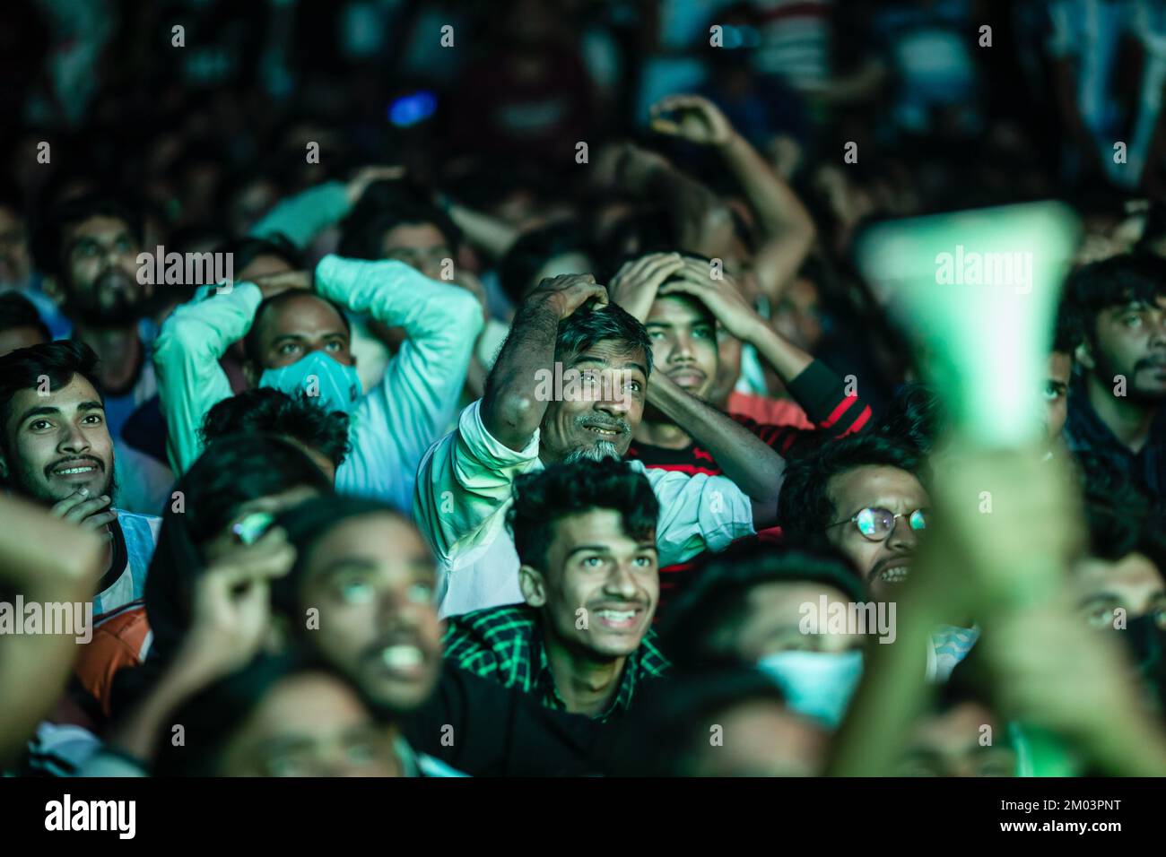 Dhaka, Bangladesh. 04th Dec, 2022. Gli appassionati di calcio reagiscono guardando la partita di calcio della Coppa del mondo del Qatar 2022 tra Argentina e Australia su un grande schermo presso il campus dell'Università di Dhaka. (Punteggi finali; Argentina 2-1 Australia). Credit: SOPA Images Limited/Alamy Live News Foto Stock