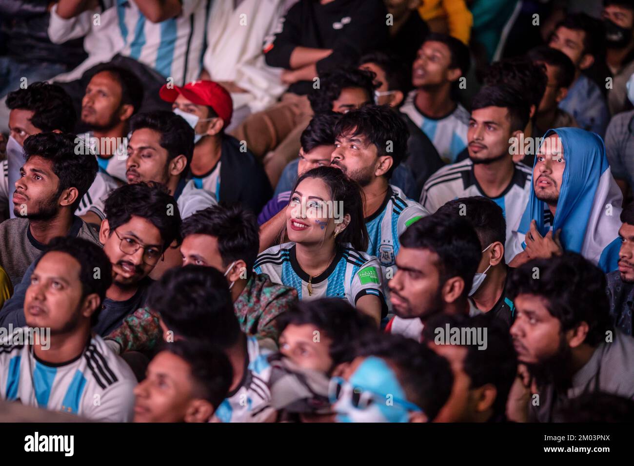 Dhaka, Bangladesh. 04th Dec, 2022. Gli appassionati di calcio reagiscono guardando la partita di calcio della Coppa del mondo del Qatar 2022 tra Argentina e Australia su un grande schermo presso il campus dell'Università di Dhaka. (Punteggi finali; Argentina 2-1 Australia). Credit: SOPA Images Limited/Alamy Live News Foto Stock