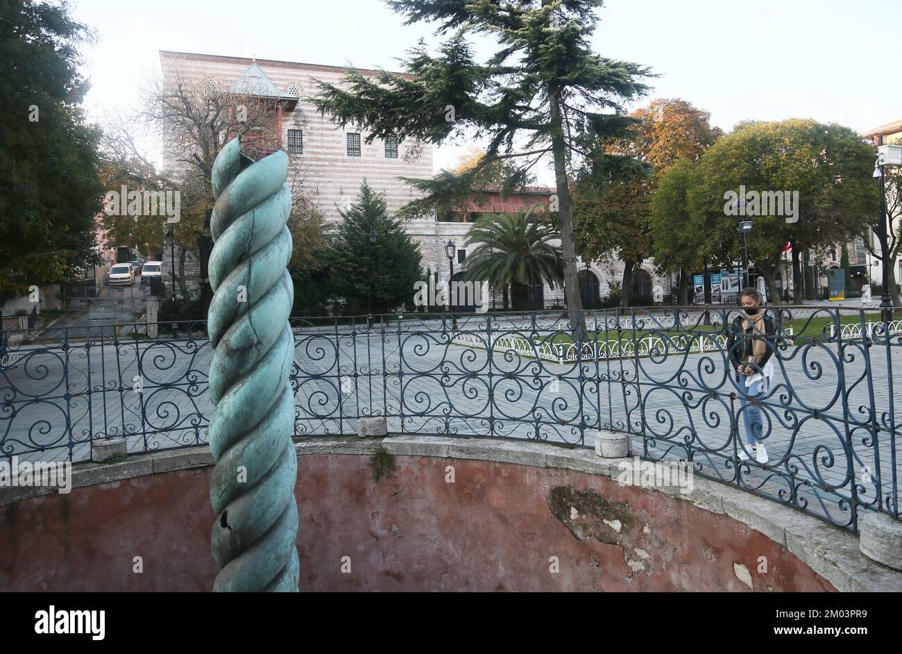 ISTANBUL, TURCHIA - 18 NOVEMBRE: Colonna serpentina (in turco: Yilanlı Sutun) dietro il Palazzo Ibrahim Pasha in Piazza dell'Ippodromo di Sultanahmet il 18 novembre 2020 a Istanbul, Turchia. Foto Stock