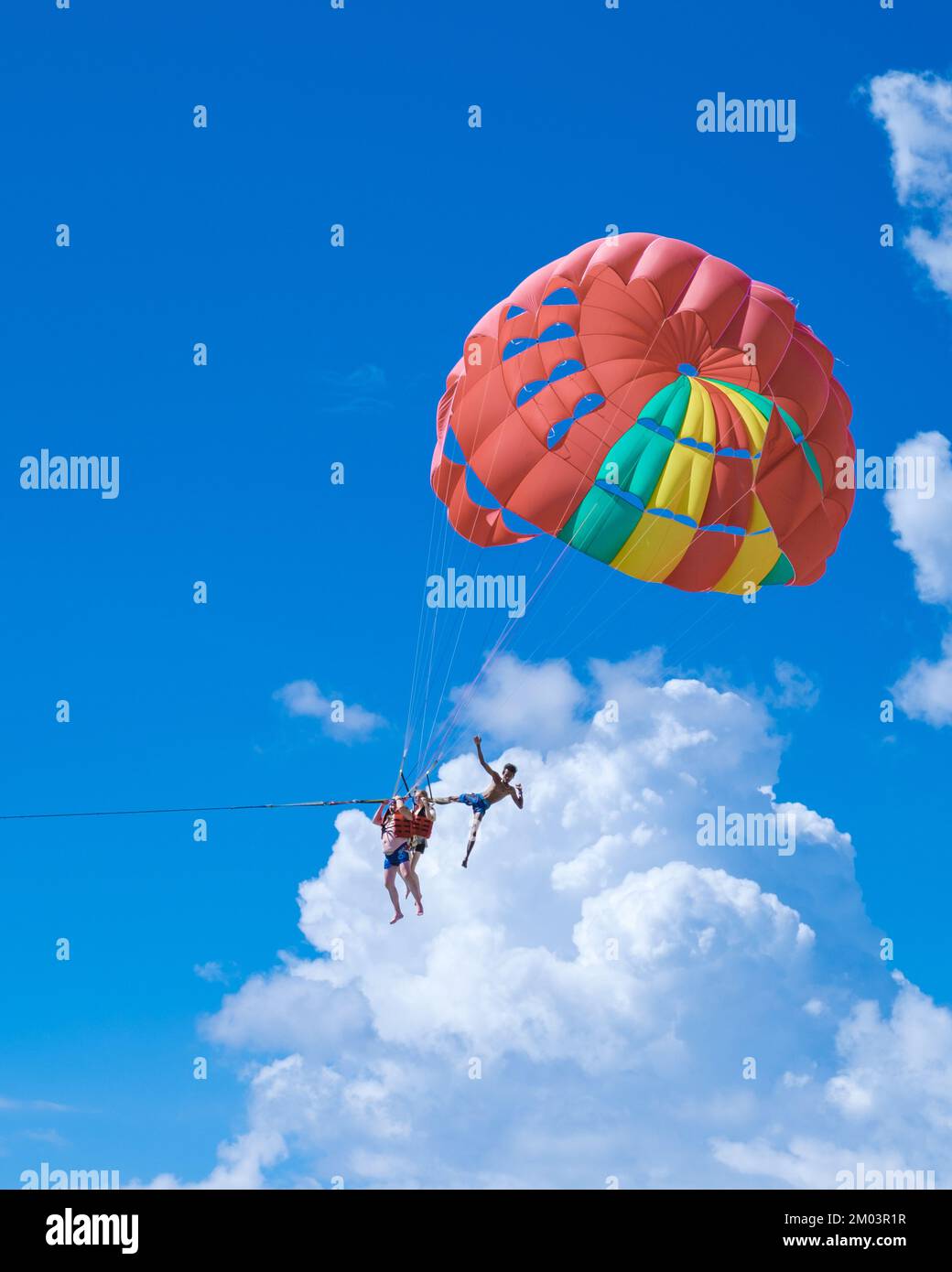 Paracadute nel cielo alla spiaggia di Kata Phuket Thailandia Foto Stock