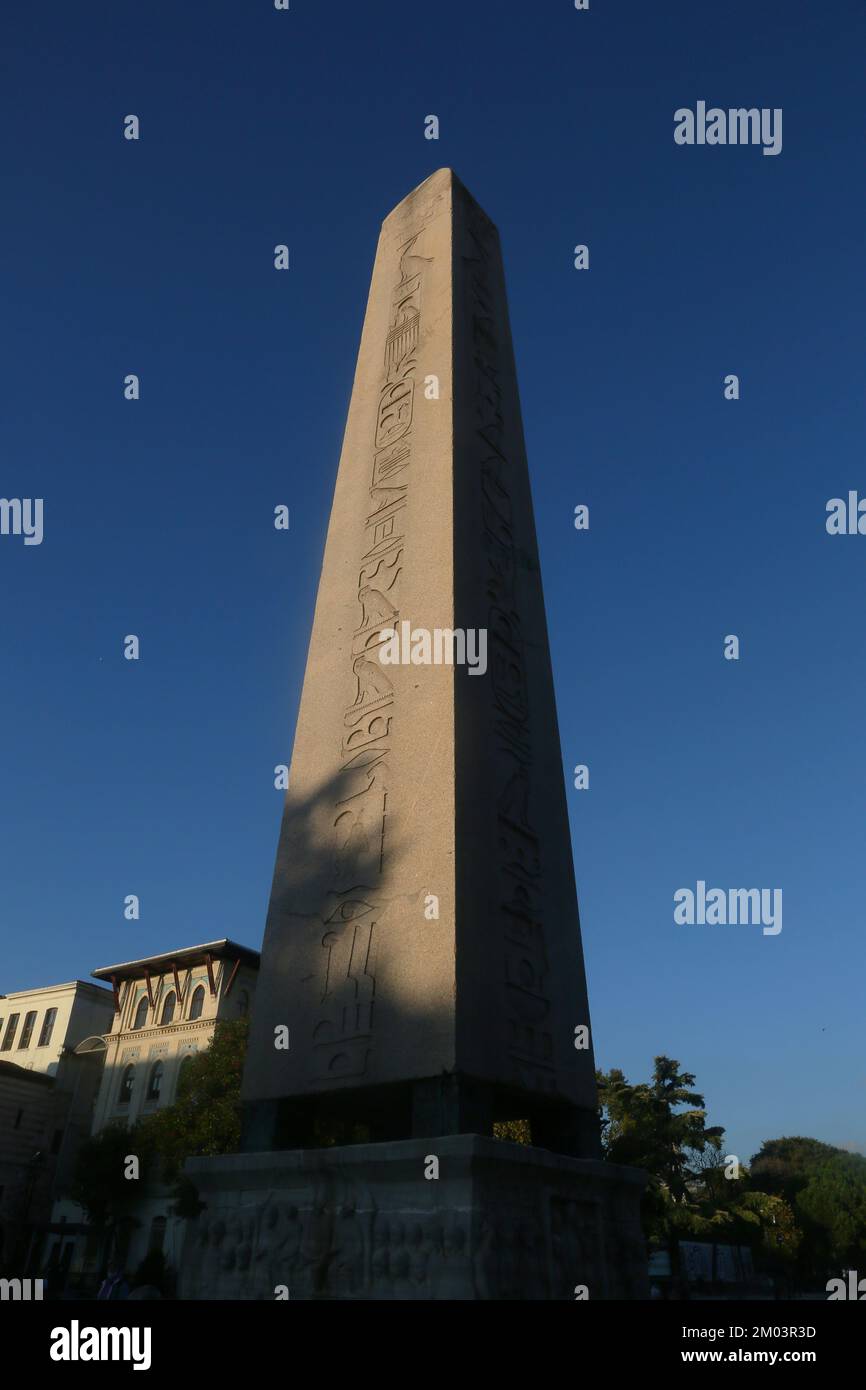 Obelisco sulla Piazza dell'Ippodromo di Sultanahmet nel quartiere Eminonu di Istanbul, Turchia. Foto Stock