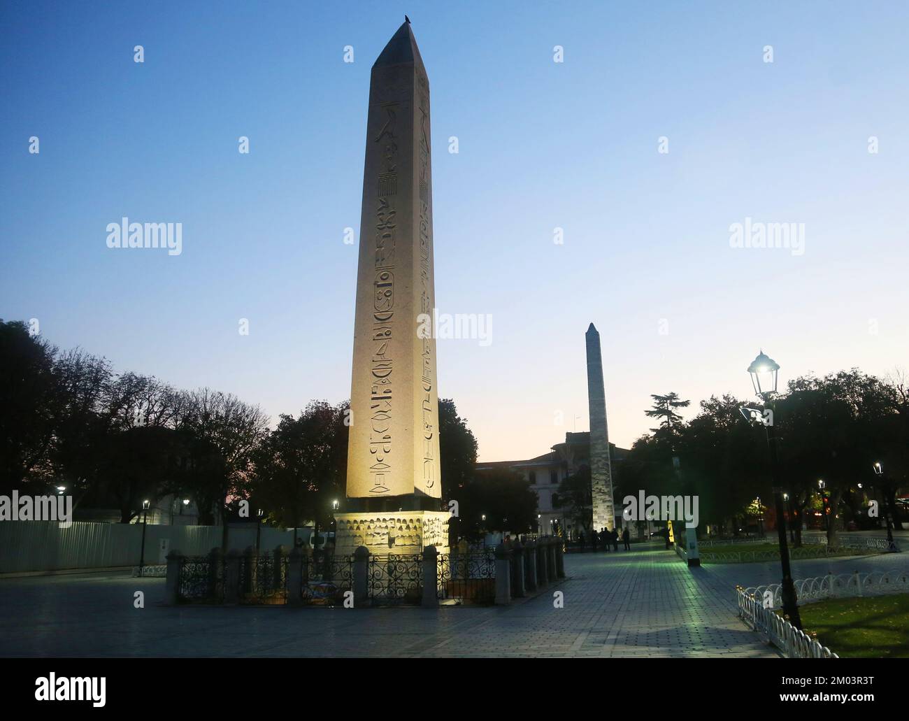 Obelisco dietro l'Obelisco murato sulla Piazza dell'Ippodromo di Sultanahmet nel quartiere Eminonu a Istanbul, Turchia. Foto Stock