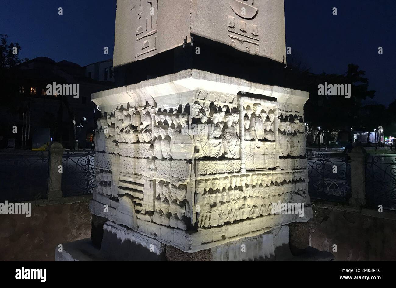 Dettaglio del piedistallo dell'Obelisco sulla Piazza dell'Ippodromo di Sultanahmet nel quartiere Eminonu di Istanbul, Turchia. Foto Stock