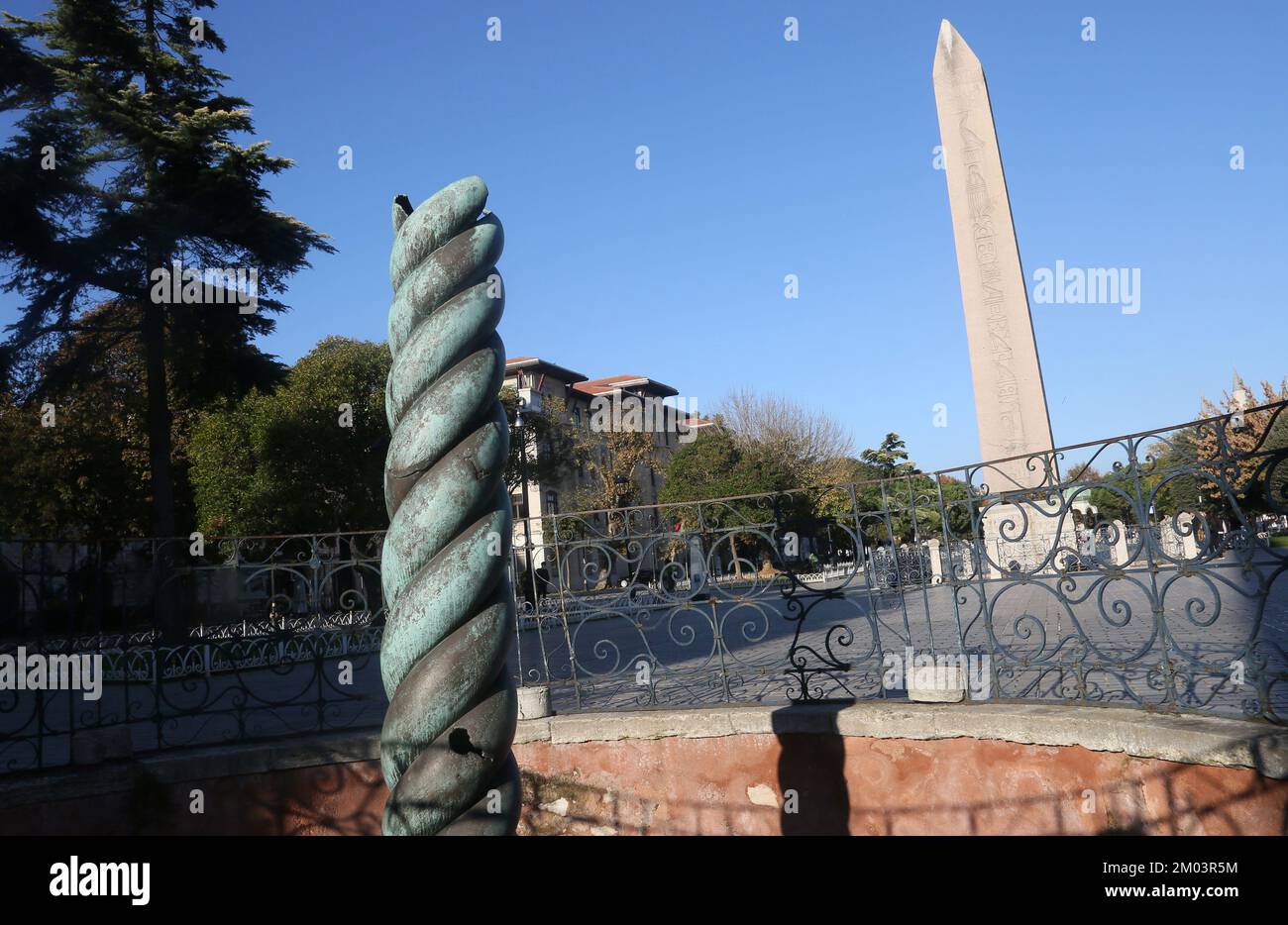 Colonna a serpentina (in turco: Yilanlı Sutun) dietro l'Obelisco in Piazza dell'Ippodromo di Sultanahmet nel quartiere Eminonu di Istanbul, Turchia. Foto Stock