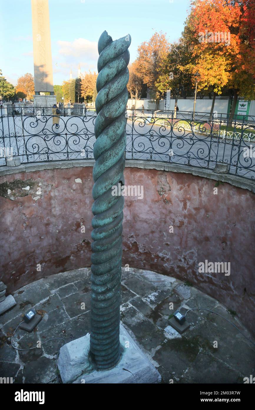 Colonna a serpentina (in turco: Yilanlı Sutun) sulla Piazza dell'Ippodromo di Sultanahmet, nel quartiere Eminonu di Istanbul, Turchia. Foto Stock