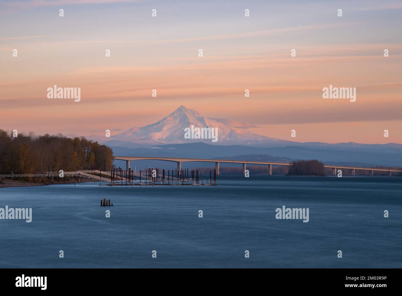 Mount Hood, Oregon, che si affaccia al tramonto sul Glenn Jackson Bridge e sul fiume Columbia, visto da Vancouver, Washington, Stati Uniti nord-occidentali del Pacifico Foto Stock